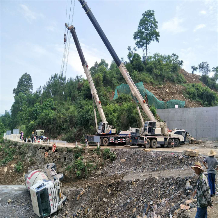 庐江县汽车掉沟里叫吊车救援要多少钱